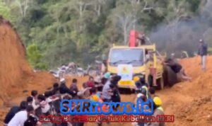 Momen Gotong Royong Petugas dan Warga Aceh Tengah Tarik Truk Pembawa Material Listrik