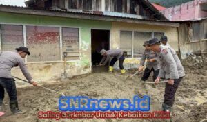 Personel Brimob Lanjutkan Bersih-bersih Rumah Warga dan Buat Saluran Air di Sumbar