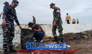 Dukung Indonesia Asri, Pos TNI AL Mukomuko Bersinergi Laksanakan Kebersihan Pantai Abrasi