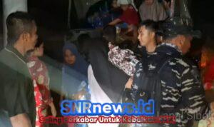Personel Lanal Sibolga Evakuasi Ibu dan Balita Korban Banjir di Tukka Kabupaten Tapanuli Tengah