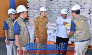 Anggota DPR RI Fraksi Gerindra, Adik Sasongko, di Gudang Perum Bulog Telukan, Sukoharjo,